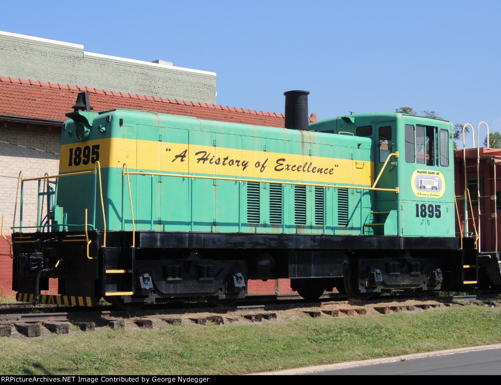 #1895 / GE 70 Tonner in front of the former Depot